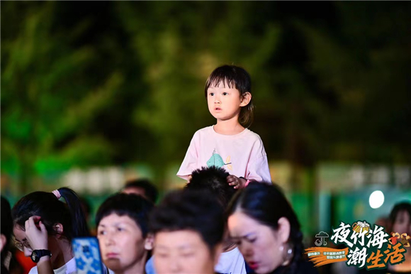 暑假期间，不少父母都带着孩子来到了百里竹海。主办方供图 华龙网发