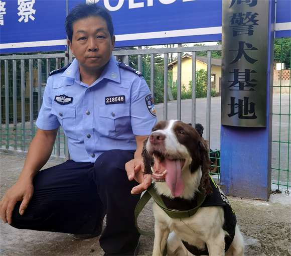 靳忠和西西在云阳县公安局警犬基地合影。云阳县公安局供图 华龙网发