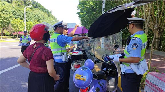 民警在道路上检查摩托车。云阳县公安局供图 华龙网发