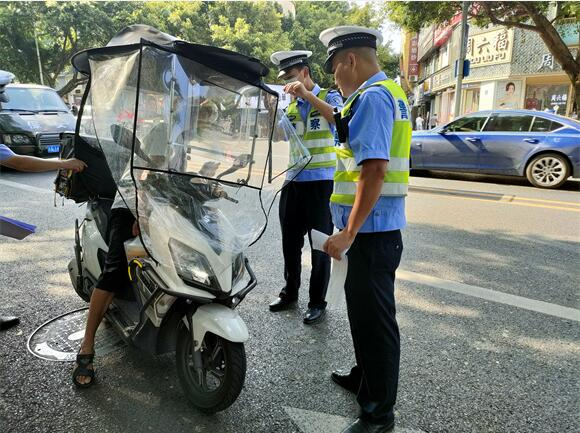 民警在道路上宣传摩托车整治行动。云阳县公安局供图 华龙网发