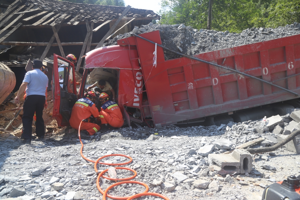 2消防员破拆救援。武隆区消防供图