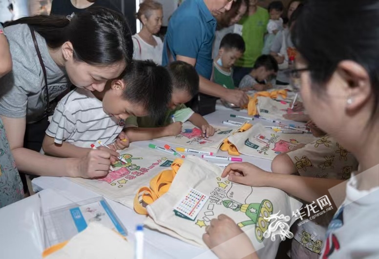 小朋友们用画笔致敬人民解放军。华龙网-新重庆客户端首席记者 董进 摄