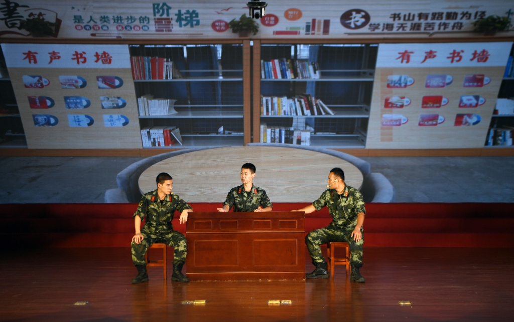 4武警官兵自编自导自演文艺节目庆祝八一建军节。武警重庆总队执勤第一支队