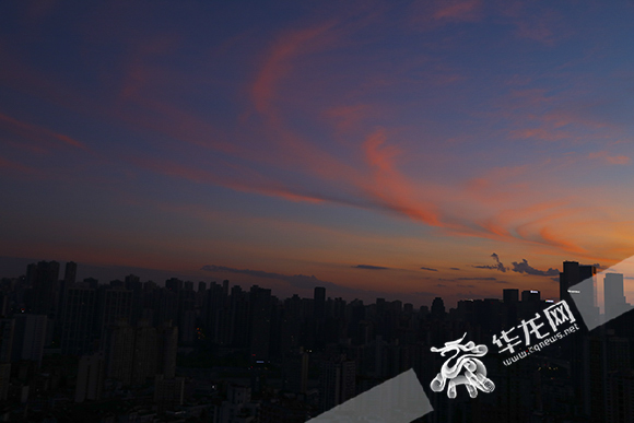 日出时分，朝霞映红了天空。华龙网-新重庆客户端 首席记者 李文科 摄