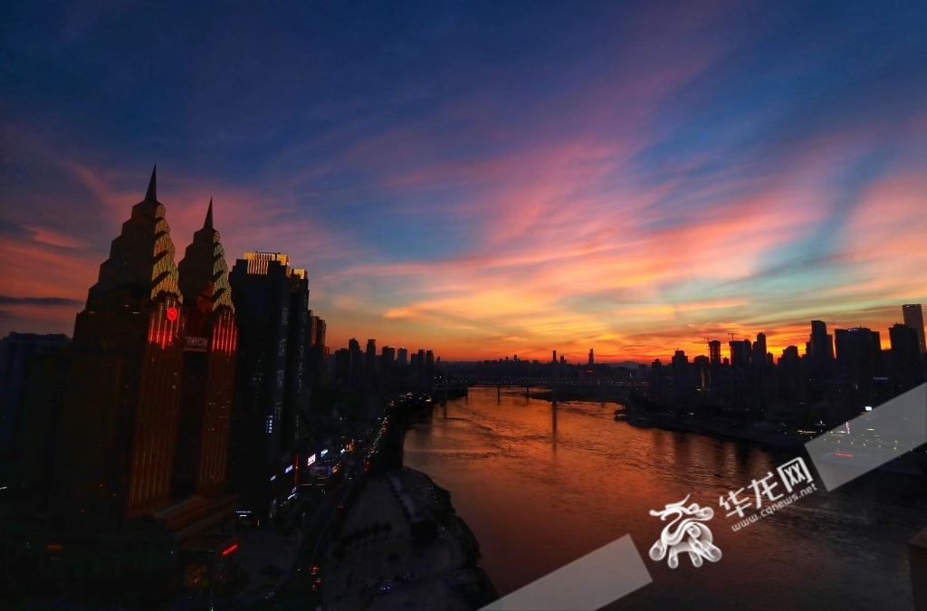 From the Nanbin Road, you can see the evening clouds tinting the Yangtze River red. 