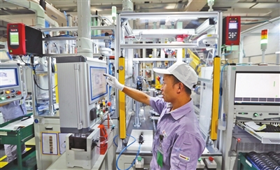 重庆金康动力新能源有限公司的数字化车间。 记者 郭晋 摄