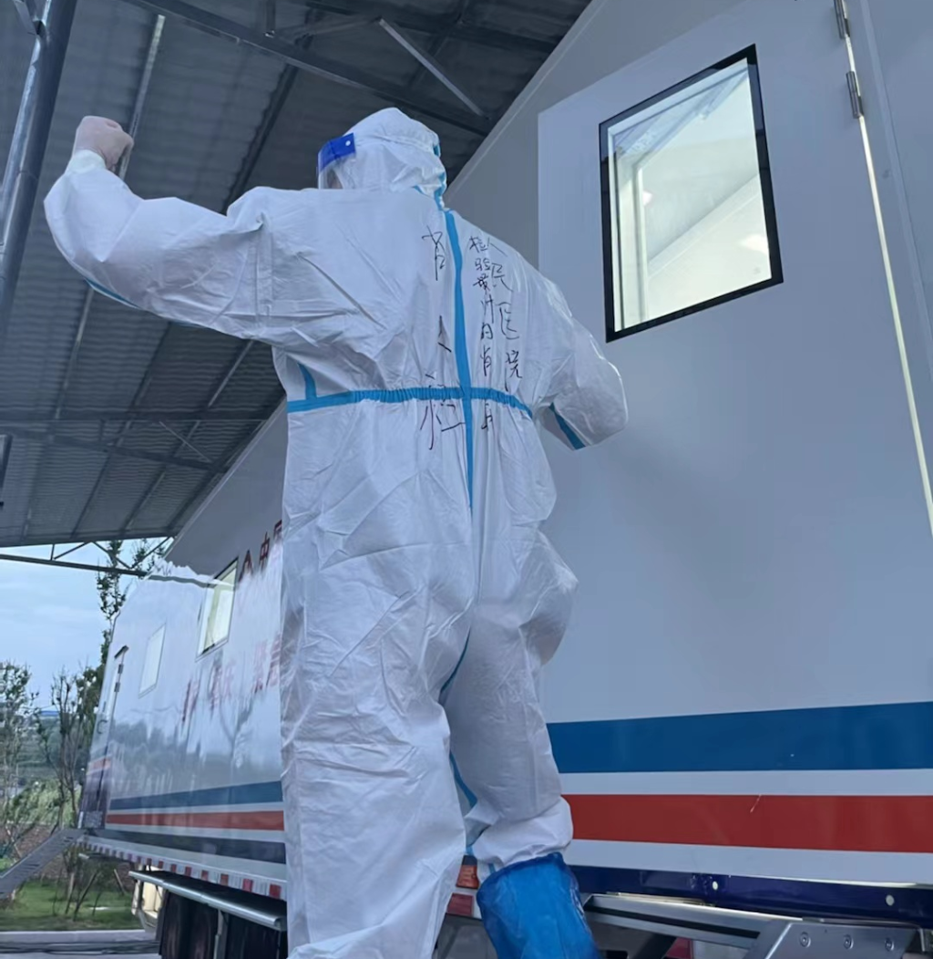 A nucleic acid testing personnel of People’s Hospital of Shapingba District, Chongqing were entering the mobile temporary hospital to carry out testing. (Photo provided by Chongqing Municipal Health Commission)