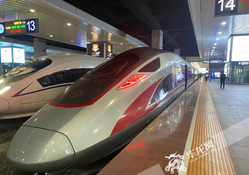 郑渝高铁首趟列车G52。华龙网-新重庆客户端记者 邱小雅 摄