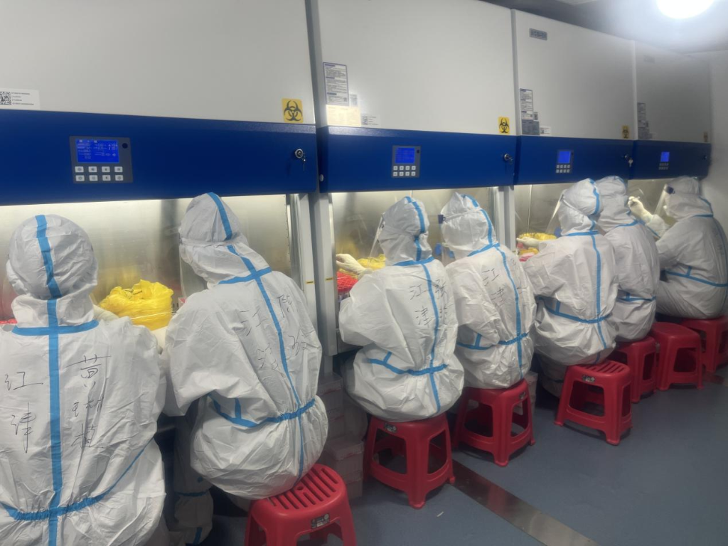 In order to issue an accurate nucleic acid test report in the earliest time, the nucleic acid testing personnel in Jiangjin District were working overtime to complete the test. (Photo provided by Chongqing Municipal Health Commission)