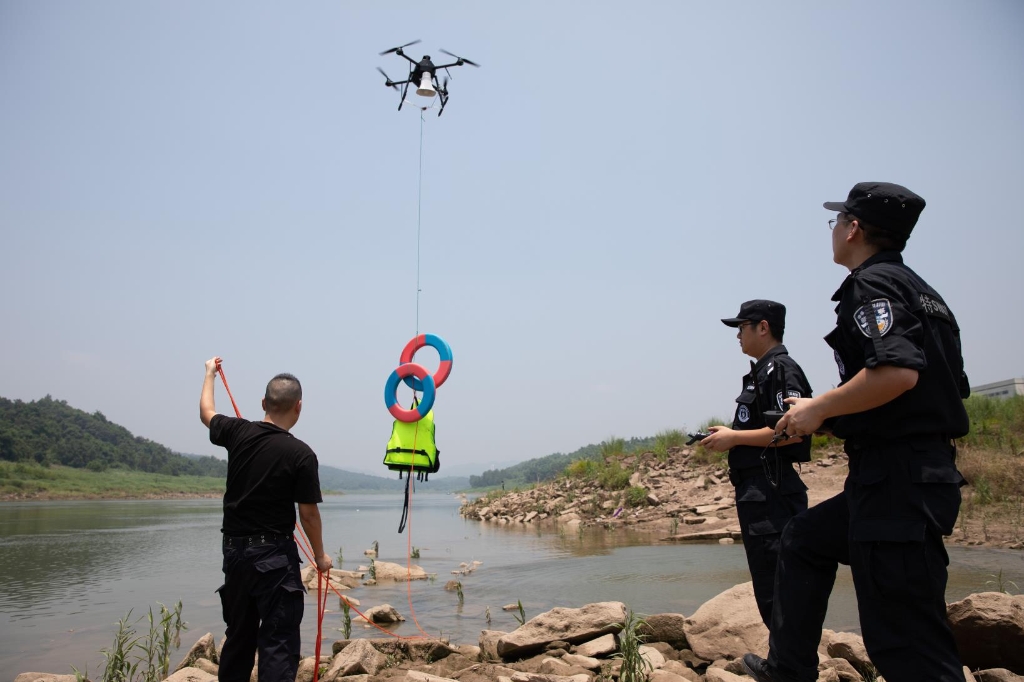 民警用无人机在空中水域开展巡查 渝北区警方供图