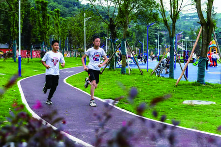 三江体育文化公园，两名学生跑步健身。 陈再华 摄
