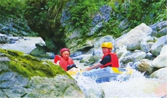 游客体验黑山谷溪水漂流。记者 刘倩 摄