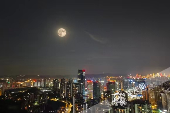 重庆市两江新区，一轮明月挂在夜空中（二次曝光）。华龙网-新重庆客户端记者 石涛 摄