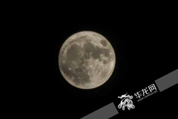 今晚的月亮又大又圆。华龙网-新重庆客户端记者 石涛 摄