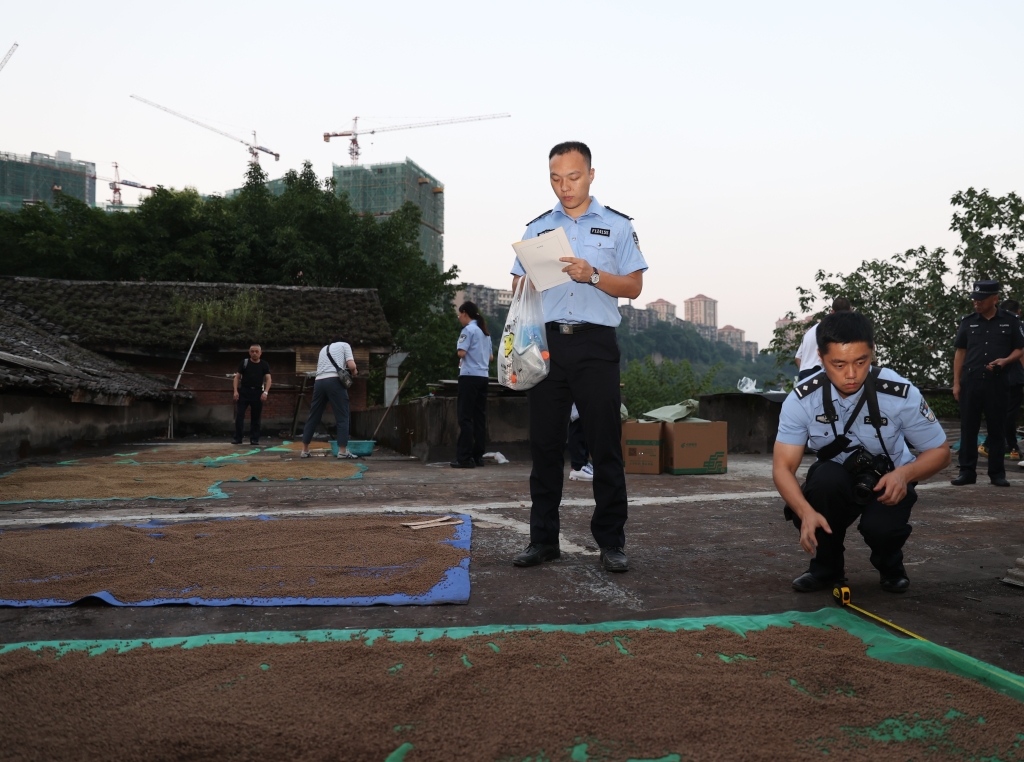 4在院坝晾晒的假药。重庆两江新区警方供图