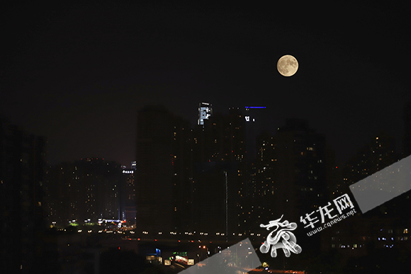 中心城区出现圆月（二次曝光）。华龙网-新重庆客户端 记者 陈毅 摄