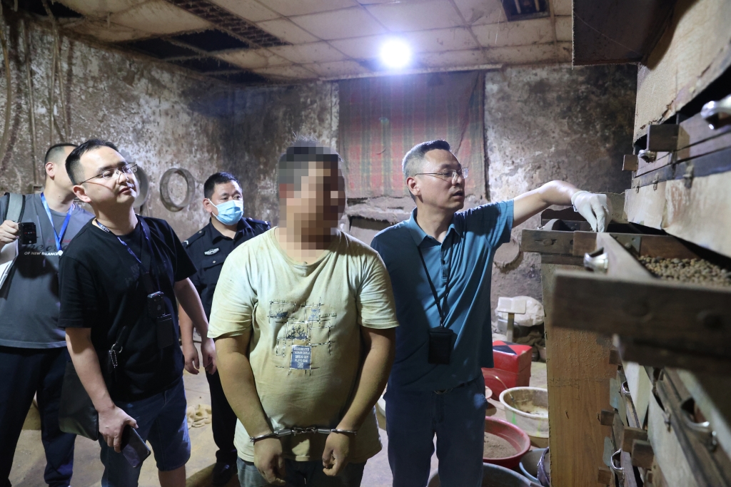 2另外一名犯罪嫌疑人指认假药。重庆两江新区警方供图