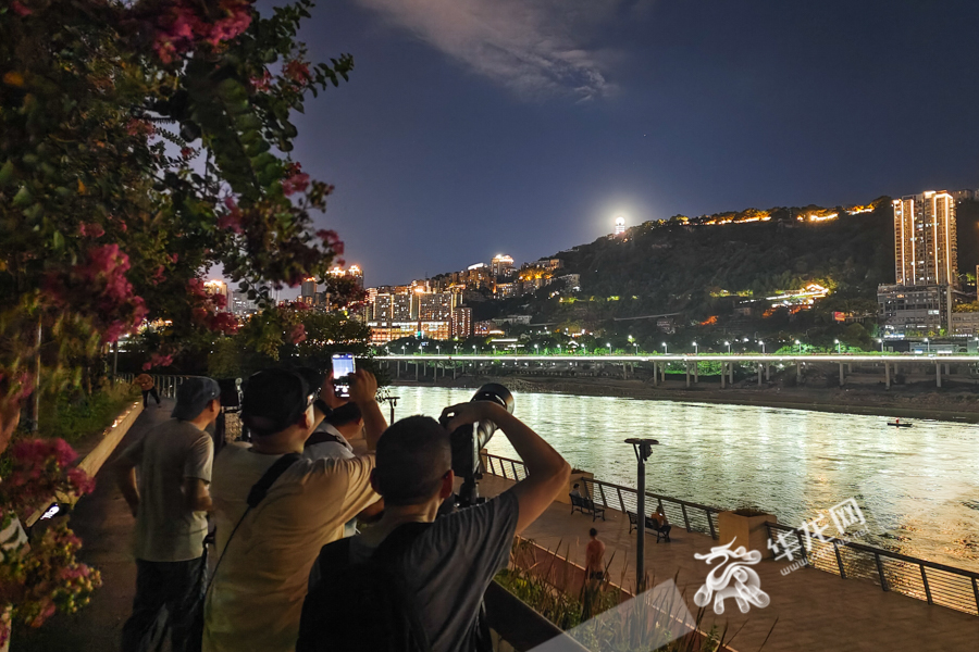 摄影爱好者在江北区北滨路嘉陵江边拍摄满月。华龙网-新重庆客户端记者 石涛 摄