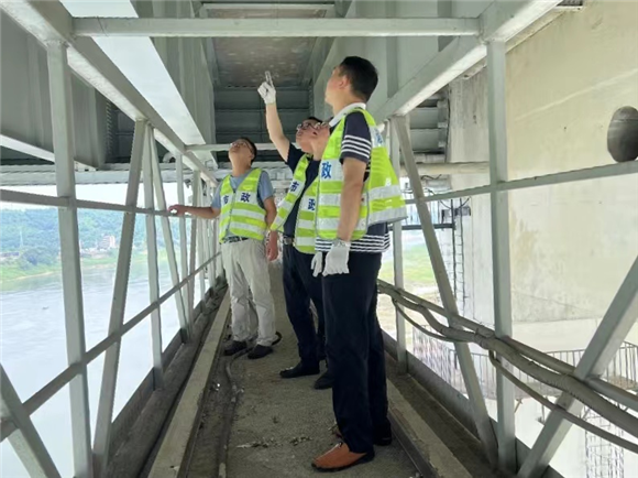 设施维护管理者检查水土大桥钢桁梁。重庆市市政设施运行保障中心供图 华龙网发