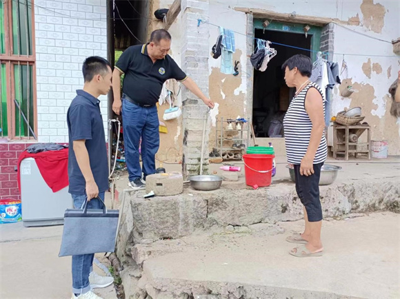 入户了解村民用水情况。巫溪县水利局供图 华龙网发
