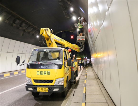 设施维护管理者对大学城隧道进行衬砌外观检查。重庆市市政设施运行保障中心供图 华龙网发