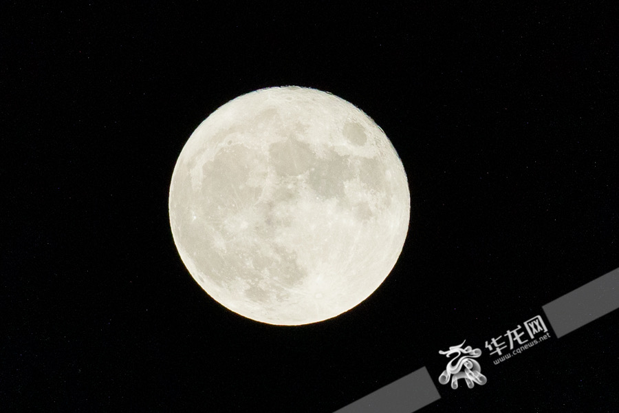 今晚的满月，又大又圆。华龙网-新重庆客户端记者 石涛 摄