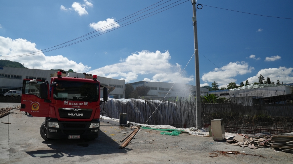 5酉阳县消防员为刚浇筑的混凝土浇水，保证工程质量。受访者供图