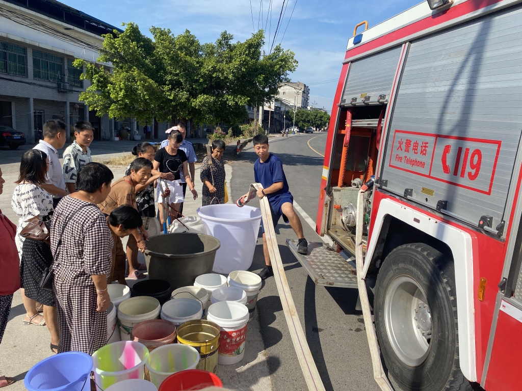 0永川区消防部门为村民送水。受访者供图
