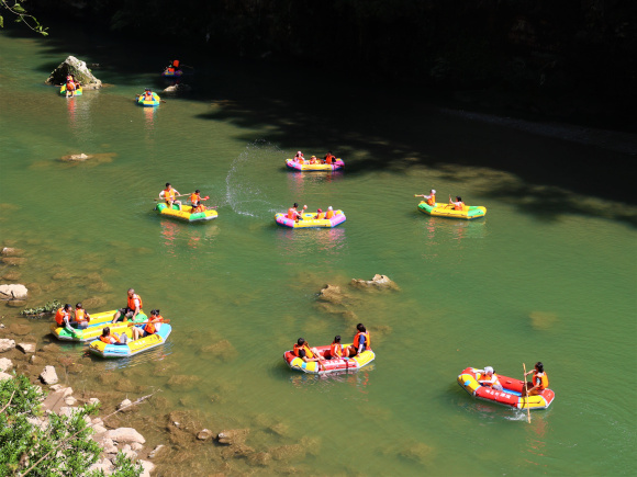 图六：游客们在青山绿水之间嬉戏玩水，一幅美丽画卷。湛江涛，摄