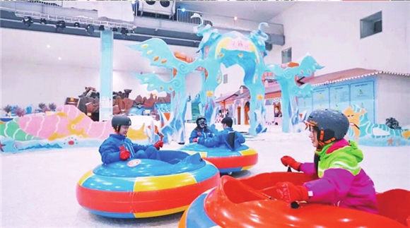 4重庆际华园内的冰雪运动深受小朋友喜爱。渝北区文旅委供图