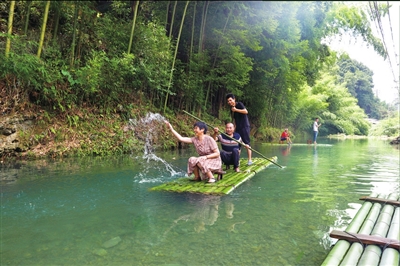 2百里竹海旅游度假区，游客在乘坐竹筏游玩。记者 向成国 摄
