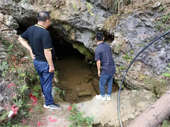 巫溪县水利局干部在干旱较为严重的乡镇为村民寻找水源。巫溪县水利局供图 华龙网发