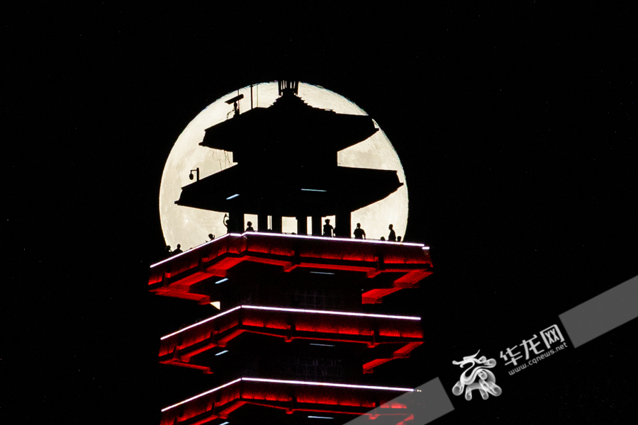 一轮满月穿过渝中区鹅岭瞰胜楼。华龙网-新重庆客户端记者 石涛 摄