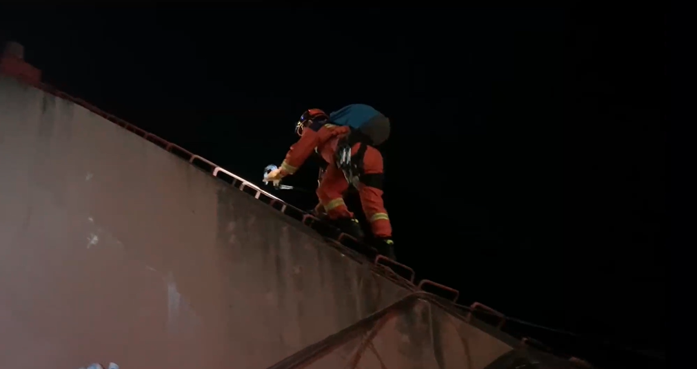 0消防员爬桥营救男子。彭水消防供图