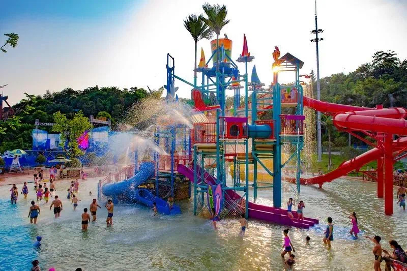 乐和乐都动物主题乐园，游客正在水中游玩。景区供图