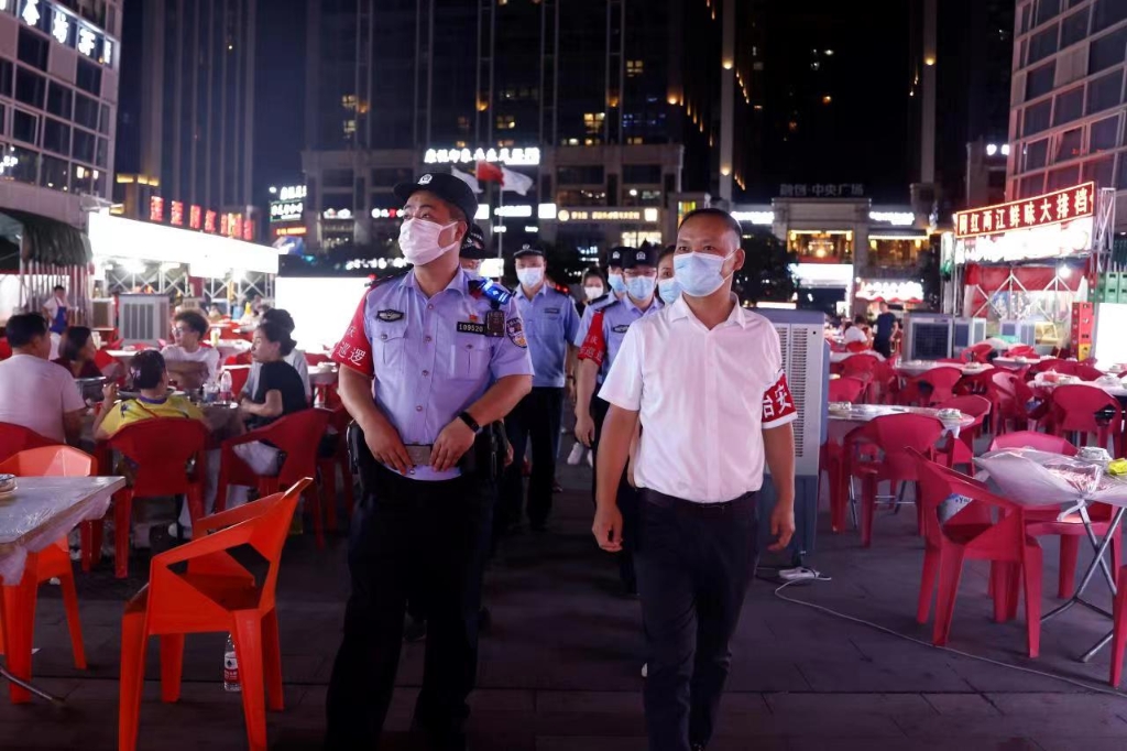 渝北区夏夜治安巡查宣防集中第二次统一行动现场。渝北区警方供图