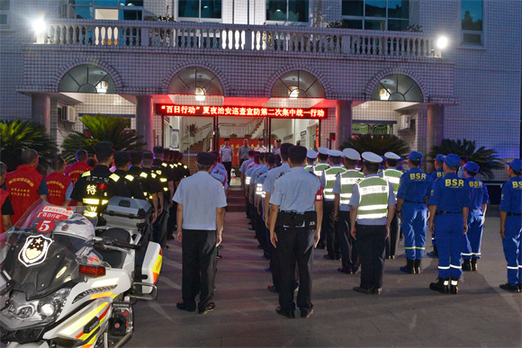 夏夜治安巡查宣防第二次集中统一行动出发仪式。云阳县公安局供图 华龙网发