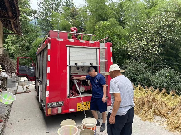 消防车变身送水车。重庆市应急管理局供图