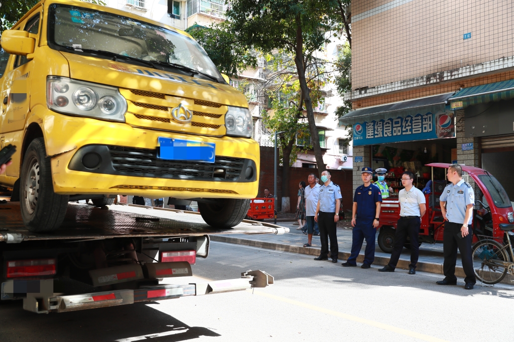 执法人员对违停车辆进行拖移。永川区消防救援支队供图 华龙网发