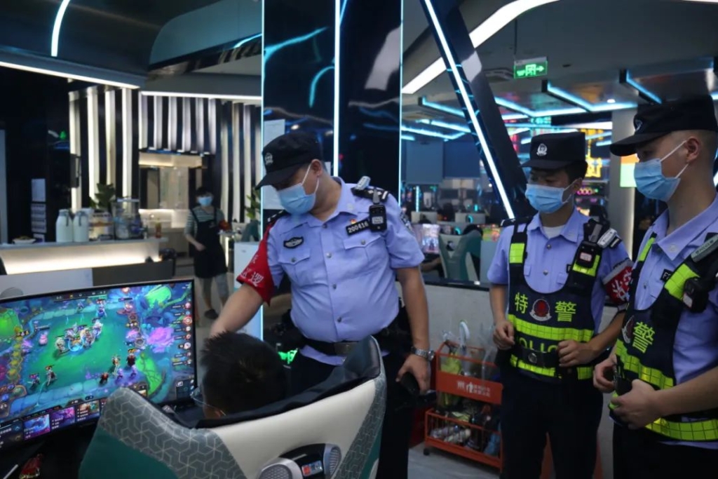3大足区民警在网吧检查。受访者供图