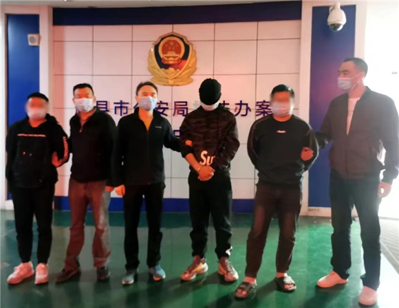 抓捕犯罪嫌疑人。重庆高新公安分局供图 华龙网发