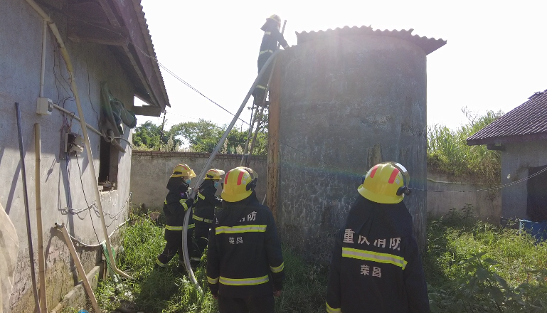 3消防员往储水塔注水。荣昌区消防供图