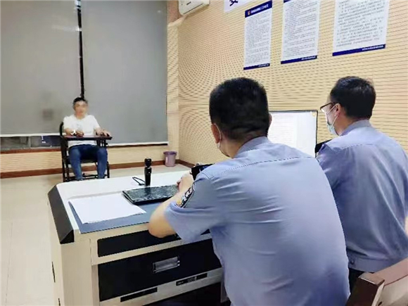 民警对犯罪嫌疑人进行审讯。重庆高新公安分局供图 华龙网发