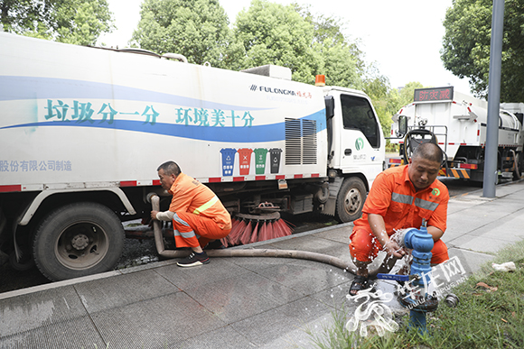 中水用于清洗道路、浇灌花草。华龙网-新重庆客户端 首席记者 李文科 摄