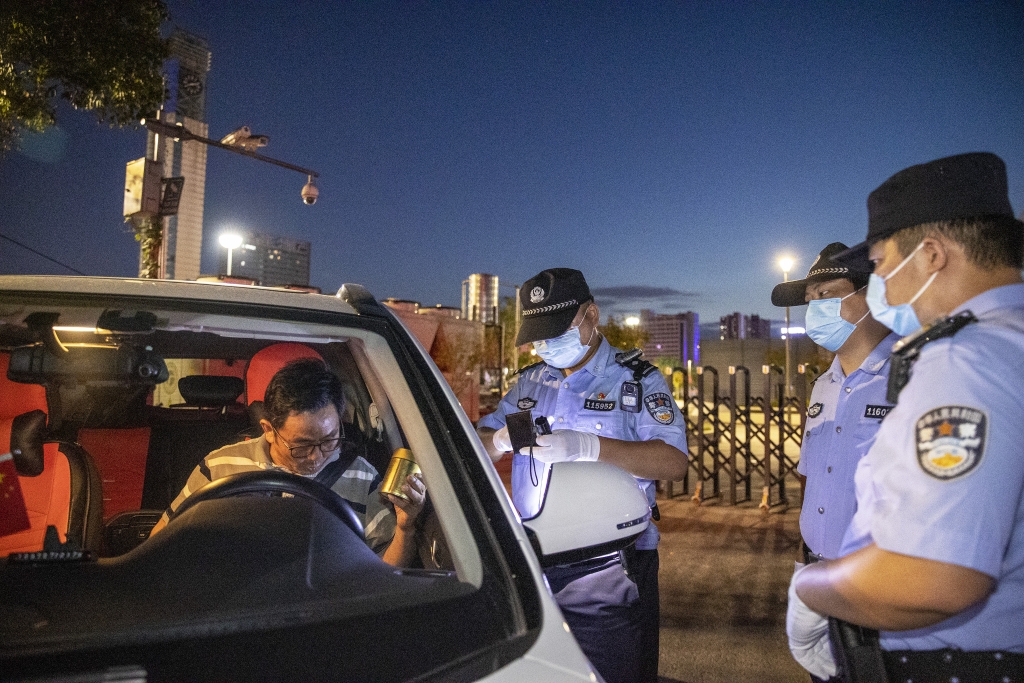 6重庆铁路公安处民警对在重庆北站南广场消防通道停车的驾驶员进行处置。受访者供图