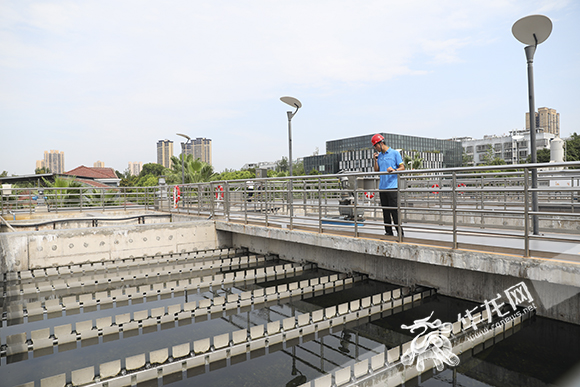 工作人员随时监测污水处理池里面水质的变化。华龙网-新重庆客户端 首席记者 李文科 摄