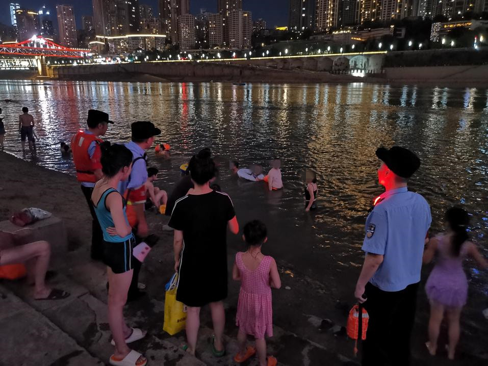 5重庆市公安局水警总队民警劝说耍水的市民上岸。受访者供图