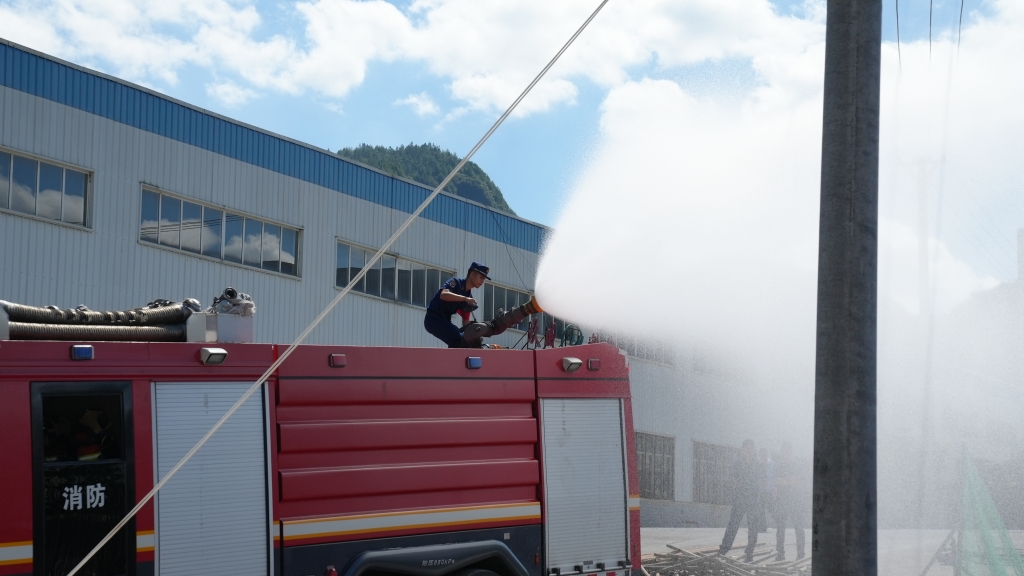 消防员用消防水炮为工地浇水。酉阳县消防救援大队供图 华龙网发