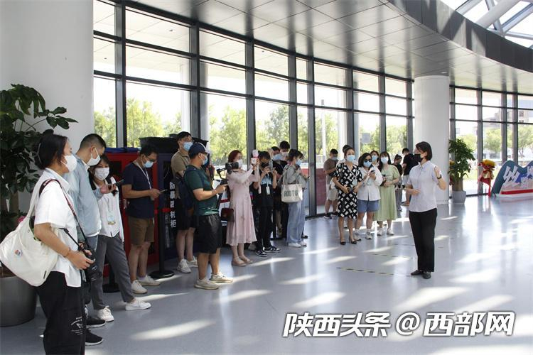 工作人员向采访团介绍西安浐灞丝路国际文化艺术中心。