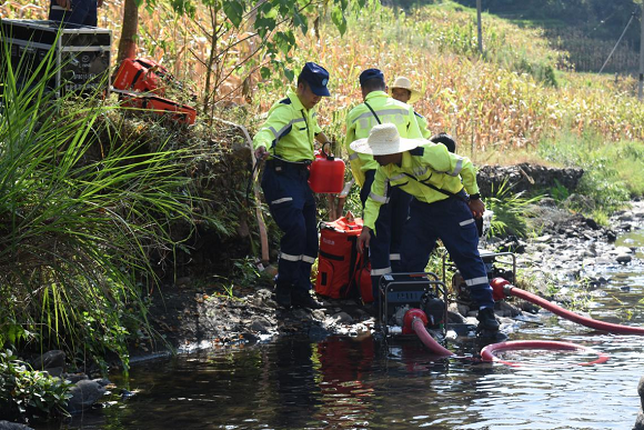 应急管理局综合救援队队员启动抽水灌溉设备。通讯员 任燕 摄